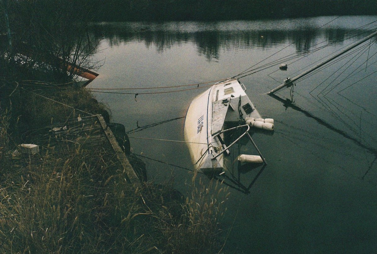C_Knickerbocker's tweet image. 2024 Flussufer Kherson als wir gebeten worden nach Schiffen von Freunden zu schauen. Gerade gefunden beim vorbereiten meines Bild Bandes. Damals schon sehr sehr gefährlich dort, heute der sichere tot.