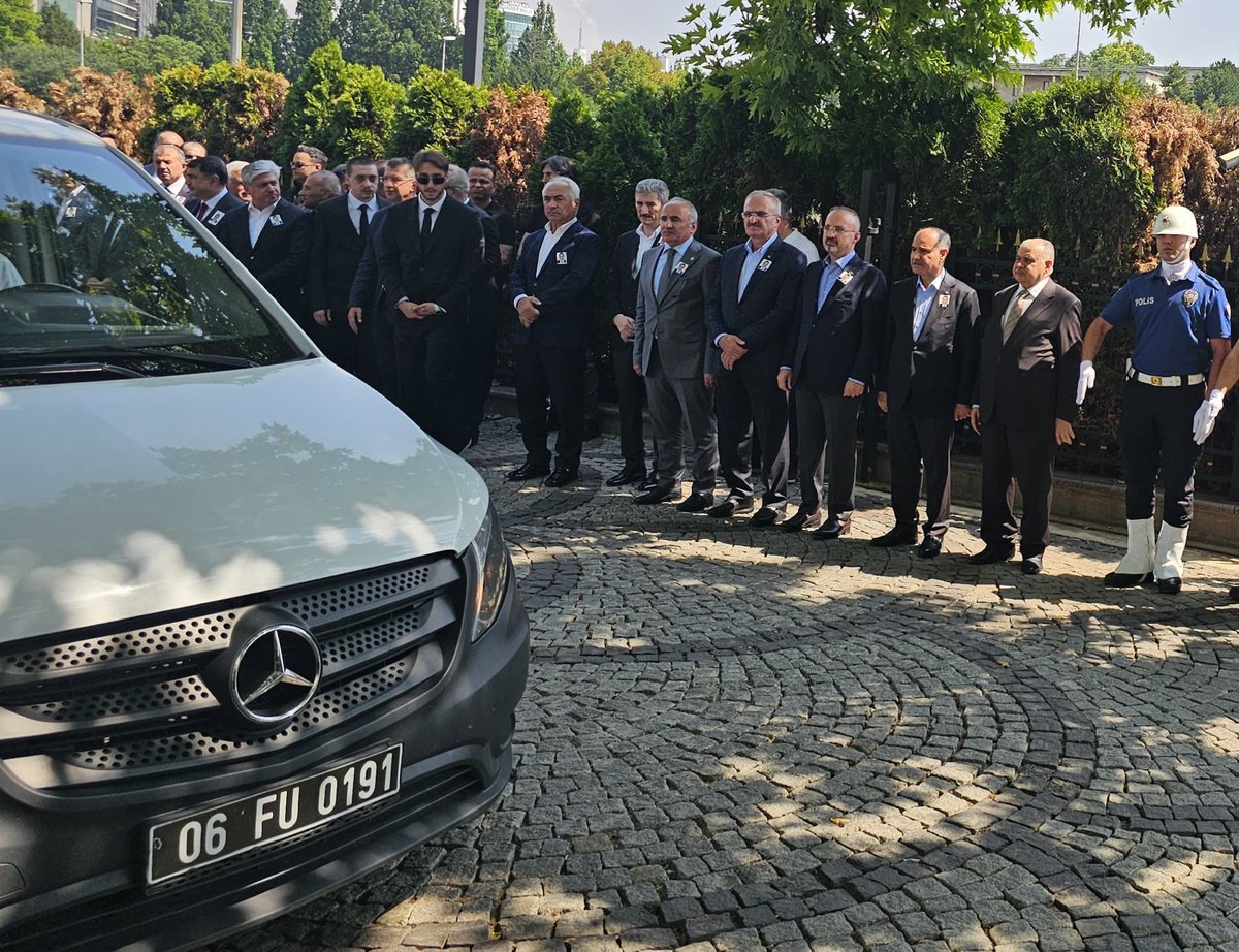 İçinde çok dersler, çok nasihatler barındıran bir sahneydi. Devlete, #İçişleriBakanlığı'na adadığı ömrün nihayetinde, yine İçişleri Bakanlığımızdan son yolculuğa uğurlanmak. 

Elim bir kaza neticesinde aramızdan zamansız ayrılan Sinop/Bitlis Vali-Mülkiye Müfettişi arkadaşımız