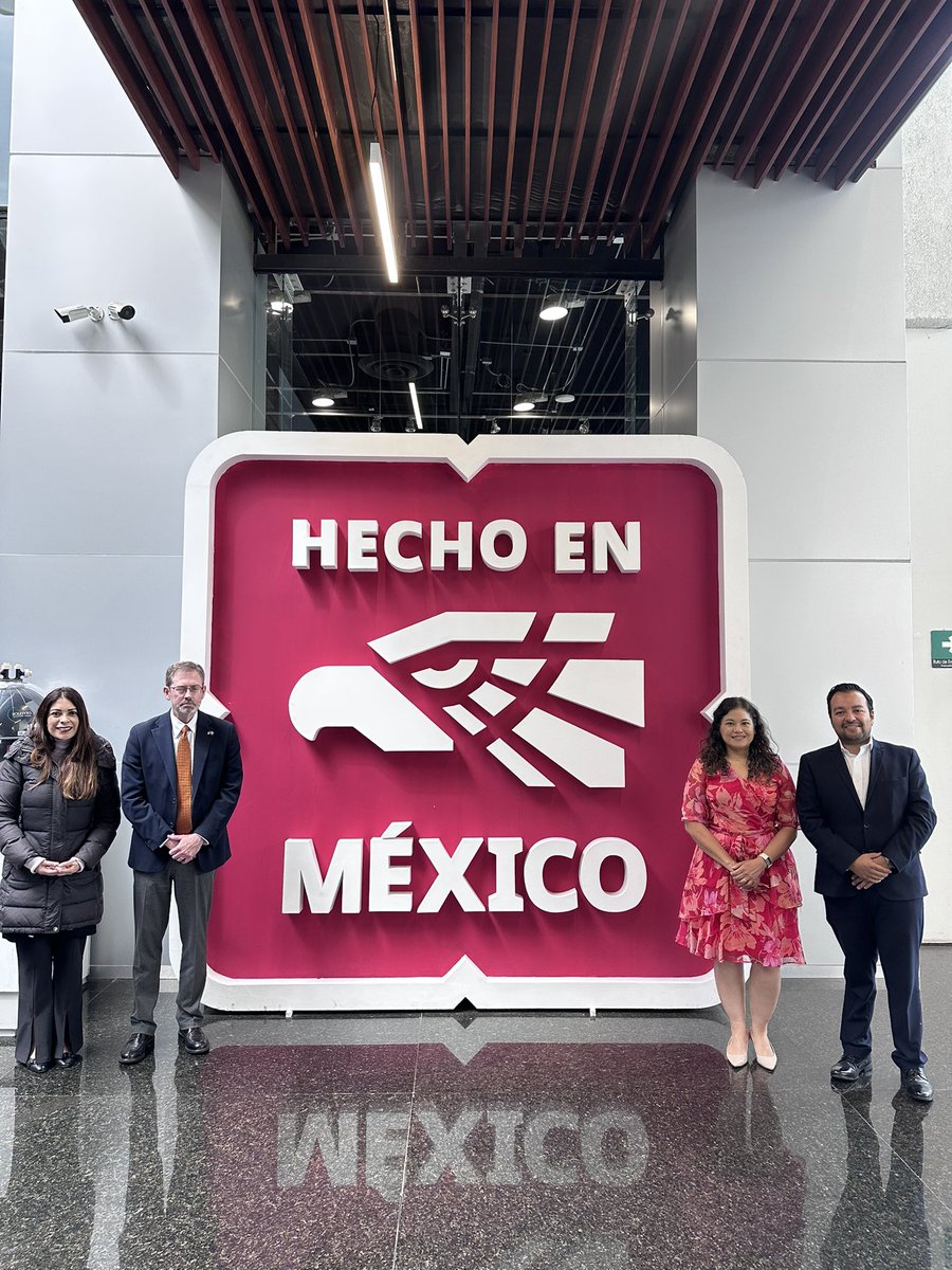 Recibimos en <a href="/SE_mx/">Economía México</a> al VP de Arizona State University, James O’Brien y a la Assistant VP, México Relations, Paola Garcia Hidalgo.
En la reunión establecimos los siguientes pasos para fortalecer la vinculación entre los ecosistemas de 🇲🇽 y Arizona en innovación y semiconductores.