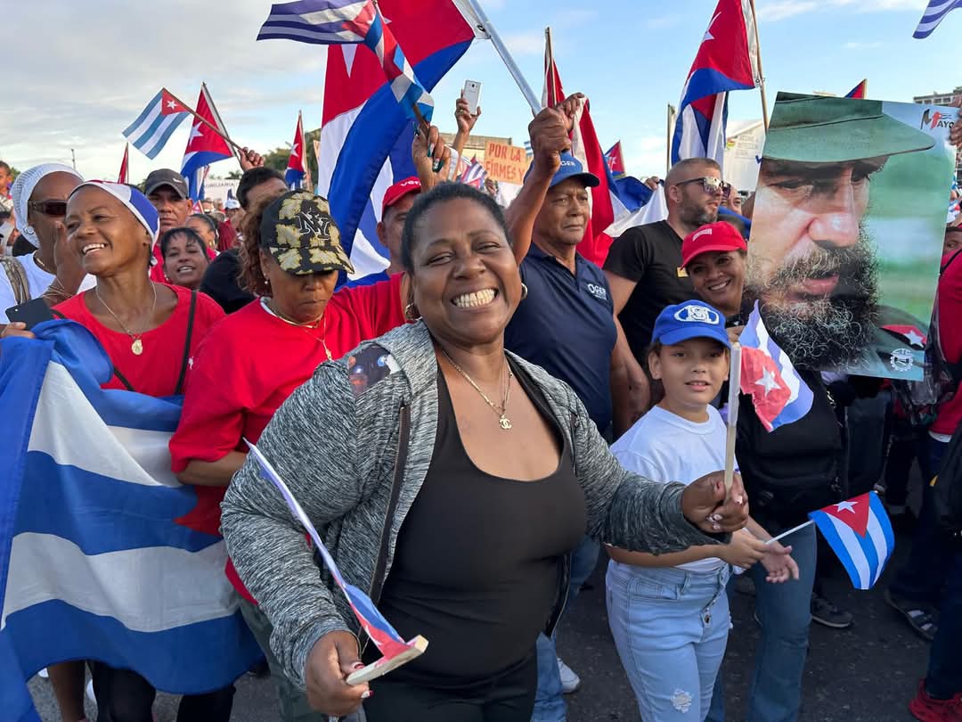 Estudiar, superarnos profesionalmente, ocupar cargos directivos, emprender negocios y disfrutar d los beneficios laborales durante la maternidad, son oportunidades para #MujeresEnRevolución en la actualidad; aún cuando persisten desafíos q debemos enfrentar en nuestro día a día.