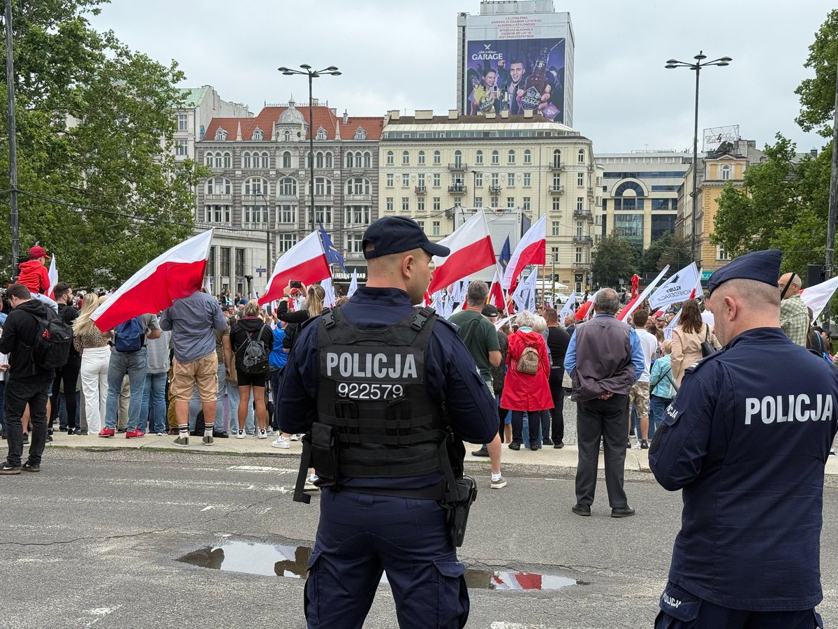 Policja_KSP's tweet image. Zakończyły się zarejestrowane zgromadzenia w Warszawie. Nad bezpieczeństwem ich uczestników oraz osób postronnych czuwali stołeczni policjanci. Z wyprzedzeniem i w skuteczny sposób reagowaliśmy na potencjale zagrożenia.
Aby zapobiec naruszeniom ładu i porządku publicznego…