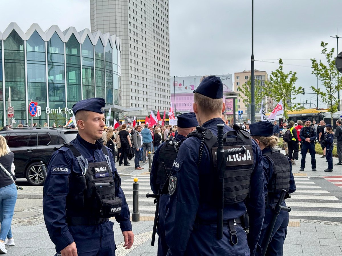 Policja_KSP's tweet image. Zakończyły się zarejestrowane zgromadzenia w Warszawie. Nad bezpieczeństwem ich uczestników oraz osób postronnych czuwali stołeczni policjanci. Z wyprzedzeniem i w skuteczny sposób reagowaliśmy na potencjale zagrożenia.
Aby zapobiec naruszeniom ładu i porządku publicznego…