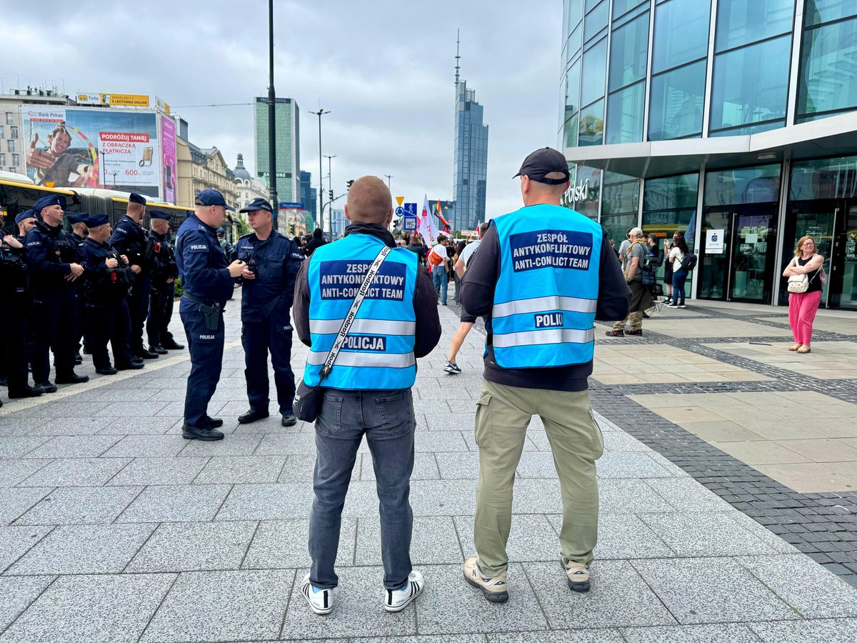 Policja_KSP's tweet image. Zakończyły się zarejestrowane zgromadzenia w Warszawie. Nad bezpieczeństwem ich uczestników oraz osób postronnych czuwali stołeczni policjanci. Z wyprzedzeniem i w skuteczny sposób reagowaliśmy na potencjale zagrożenia.
Aby zapobiec naruszeniom ładu i porządku publicznego…
