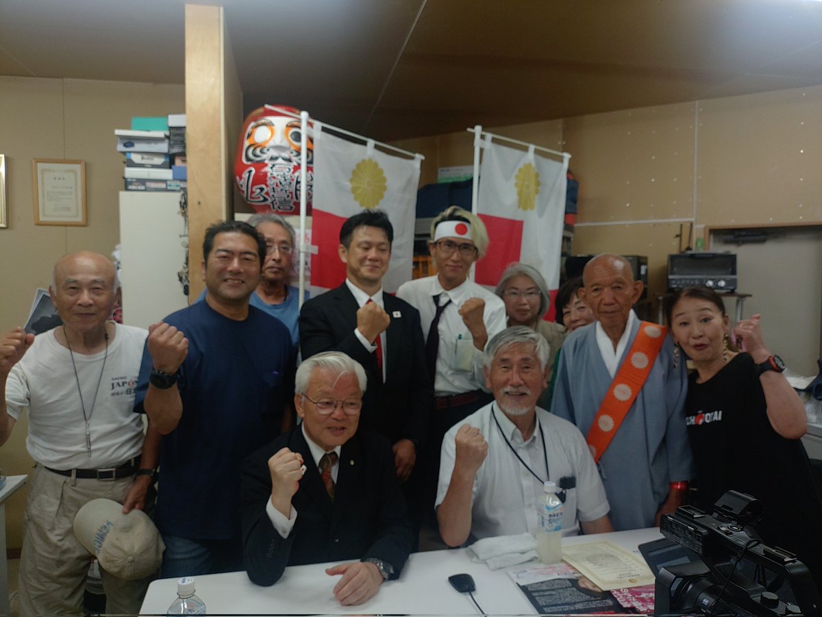 Expressors333's tweet image. 怒涛の選挙運動
無事おわりました‼️
右も左もわからないまま飛び込んだ政治の世界🙇♂
学ぶ事しかなくて
毎日がワクワクでした😁❗
ほぼ毎日マイク握って
チラシ配って旗持って
バカな俺にも
皆優しく教えてくれて
本当に最幸な2週間でした‼️
学がなくても
行動出来れば
誰でも政治に関われる…