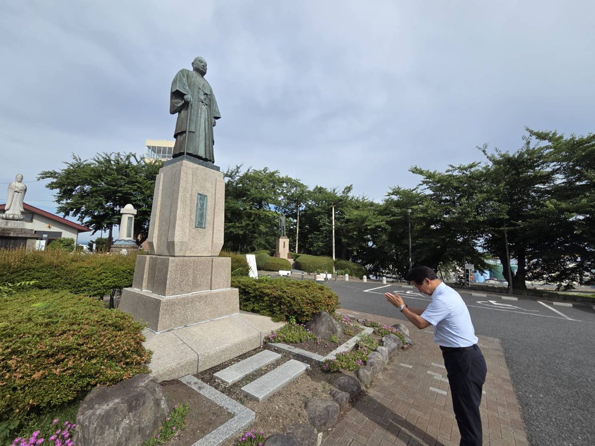 Jun1CanDo's tweet image. 【7月19日(土)】参議院選挙最終日!
(7:45)参議院選挙最終日の前に、館鼻公園の神田重雄・第二代八戸市長(曽祖父)の銅像にお参り。(写真2)
(8:00-9:30)八戸市内2ヶ所で街頭演説。
その後の道中は、あさかぜ号に乗って滝沢もとめ への支持を訴えながら移動。…