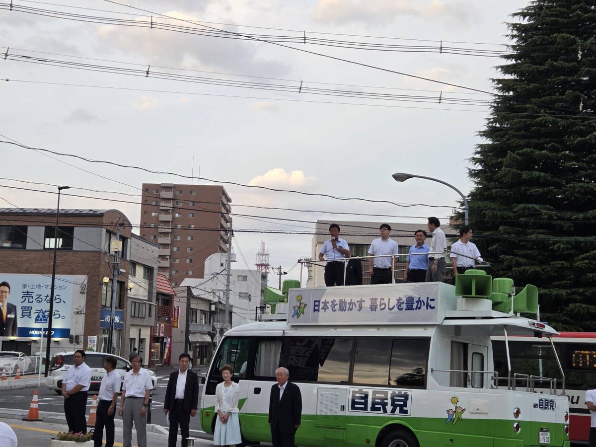 Jun1CanDo's tweet image. 【7月19日(土)】参議院選挙最終日!
(7:45)参議院選挙最終日の前に、館鼻公園の神田重雄・第二代八戸市長(曽祖父)の銅像にお参り。(写真2)
(8:00-9:30)八戸市内2ヶ所で街頭演説。
その後の道中は、あさかぜ号に乗って滝沢もとめ への支持を訴えながら移動。…
