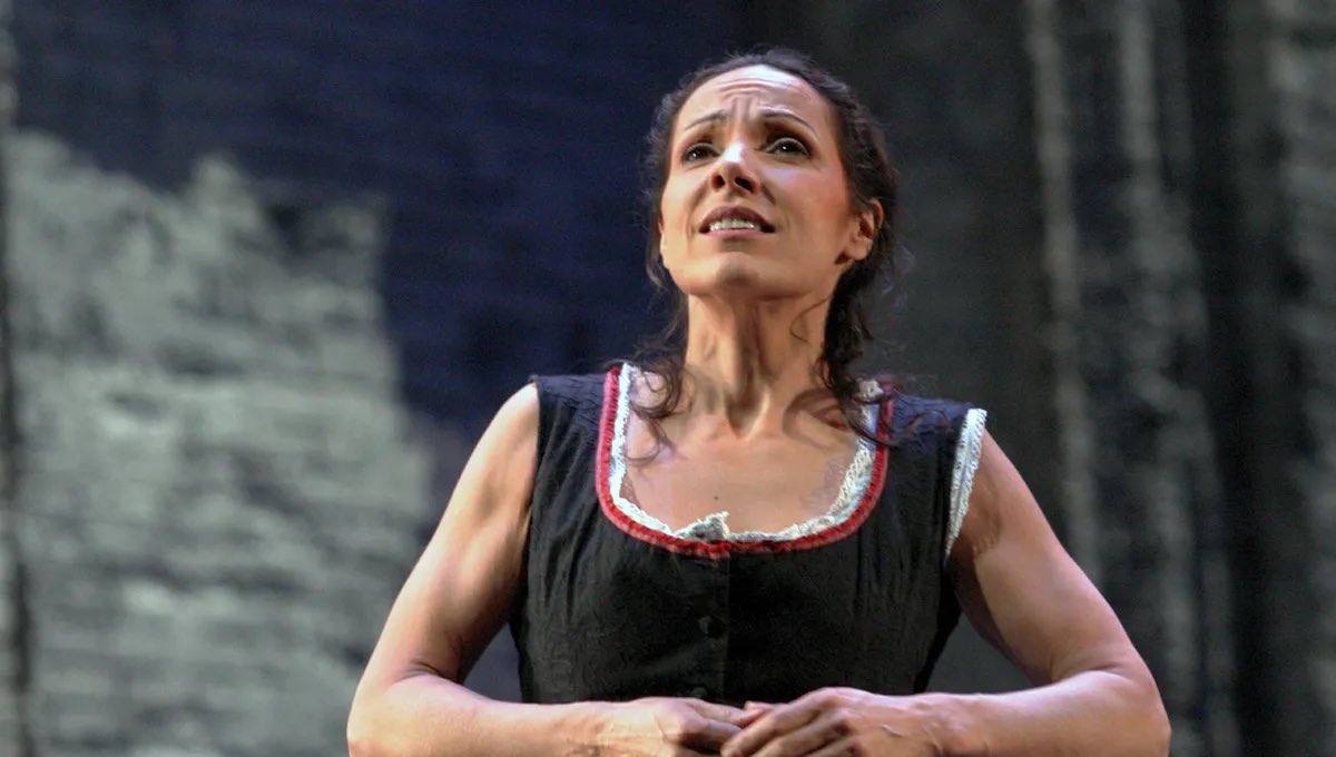 Béatrice Uria-Monzon nous a quittés aujourd’hui. Elle avait 61 ans. 

De Paris à New-York, de Vienne à Toulouse aux Chorégies d'Orange, elle a marqué à jamais par sa voix et sa présence scénique le rôle-titre de Carmen, de Bizet.

🙏🩵 

radiofrance.fr/francemusique/…