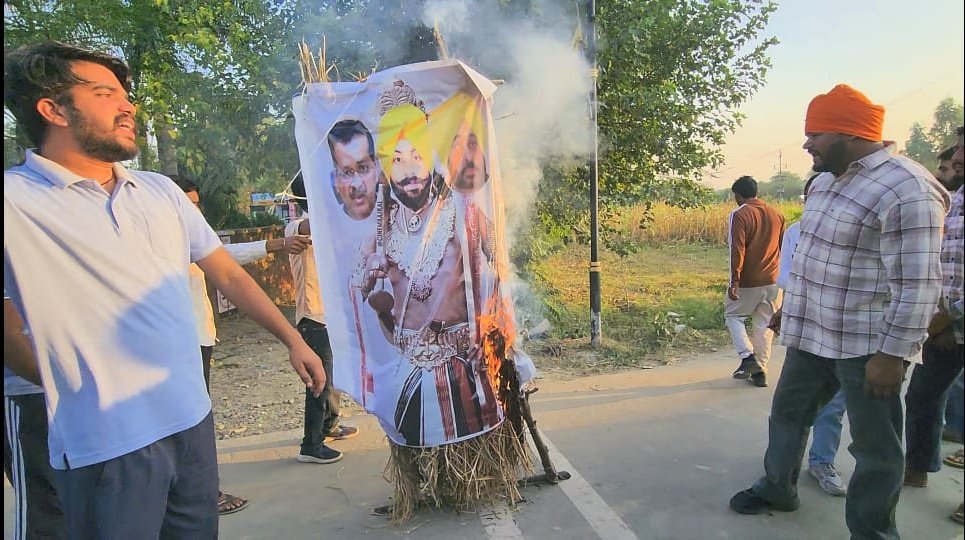 Vikas Yadav (@vickie__yadav) on Twitter photo ਦੁਸ਼ਹਿਰੇ ਤੇ ਈਟੀਟੀ 5994 ਵੱਲੋਂ ਰਾਵਣ ਰੂਪੀ ਸਿੱਖਿਆ ਮੰਤਰੀ ਭਗਵੰਤ ਮਾਨ ਅਤੇ ਕੇਜਰੀਵਾਲ ਦਾ ਪੁਤਲਾ ਸਿੱਖਿਆ ਮੰਤਰੀ ਦੇ ਪਿੰਡ ਗੰਭੀਰਪੁਰ ਫੂਕਿਆ ਗਿਆ।
<a href="/AAPPunjab/">AAP Punjab</a> <a href="/ArvindKejriwal/">Arvind Kejriwal</a> <a href="/BhagwantMann/">Bhagwant Mann</a> <a href="/harjotbains/">Harjot Singh Bains</a> <a href="/INCPunjab/">Punjab Congress</a> ਦੁਸ਼ਹਿਰੇ ਤੇ ਈਟੀਟੀ 5994 ਵੱਲੋਂ ਰਾਵਣ ਰੂਪੀ ਸਿੱਖਿਆ ਮੰਤਰੀ ਭਗਵੰਤ ਮਾਨ ਅਤੇ ਕੇਜਰੀਵਾਲ ਦਾ ਪੁਤਲਾ ਸਿੱਖਿਆ ਮੰਤਰੀ ਦੇ ਪਿੰਡ ਗੰਭੀਰਪੁਰ ਫੂਕਿਆ ਗਿਆ।
<a href="/AAPPunjab/">AAP Punjab</a> <a href="/ArvindKejriwal/">Arvind Kejriwal</a> <a href="/BhagwantMann/">Bhagwant Mann</a> <a href="/harjotbains/">Harjot Singh Bains</a> <a href="/INCPunjab/">Punjab Congress</a>