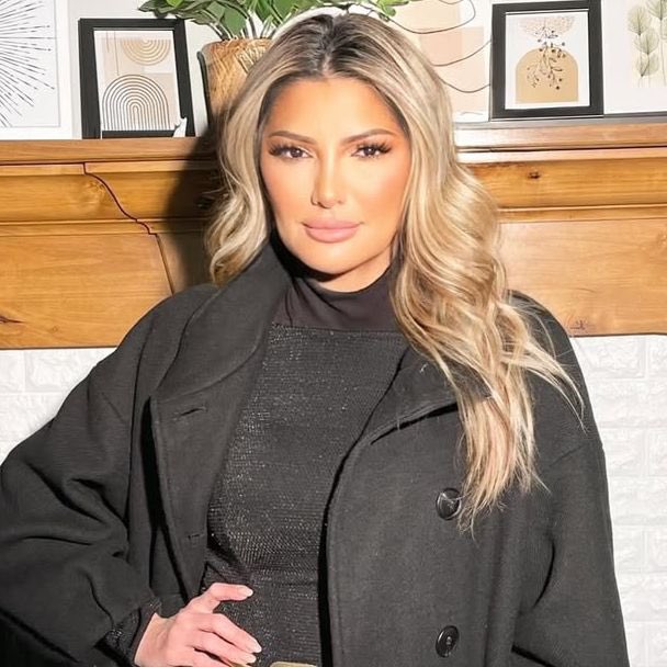 updatecultura's tweet photo. Antonia Fontenelle tem falas racistas contra Erika Hilton:

“Você é preta, do cabelo duro, como todos os pretos são. E eu não sou o Nikolas, se vier pra cima de mim eu vou puxar a peruca e te deixar careca… Parem de querer ser brancos, porque vocês não são. Parem de querer ser loiros, vocês não são.”