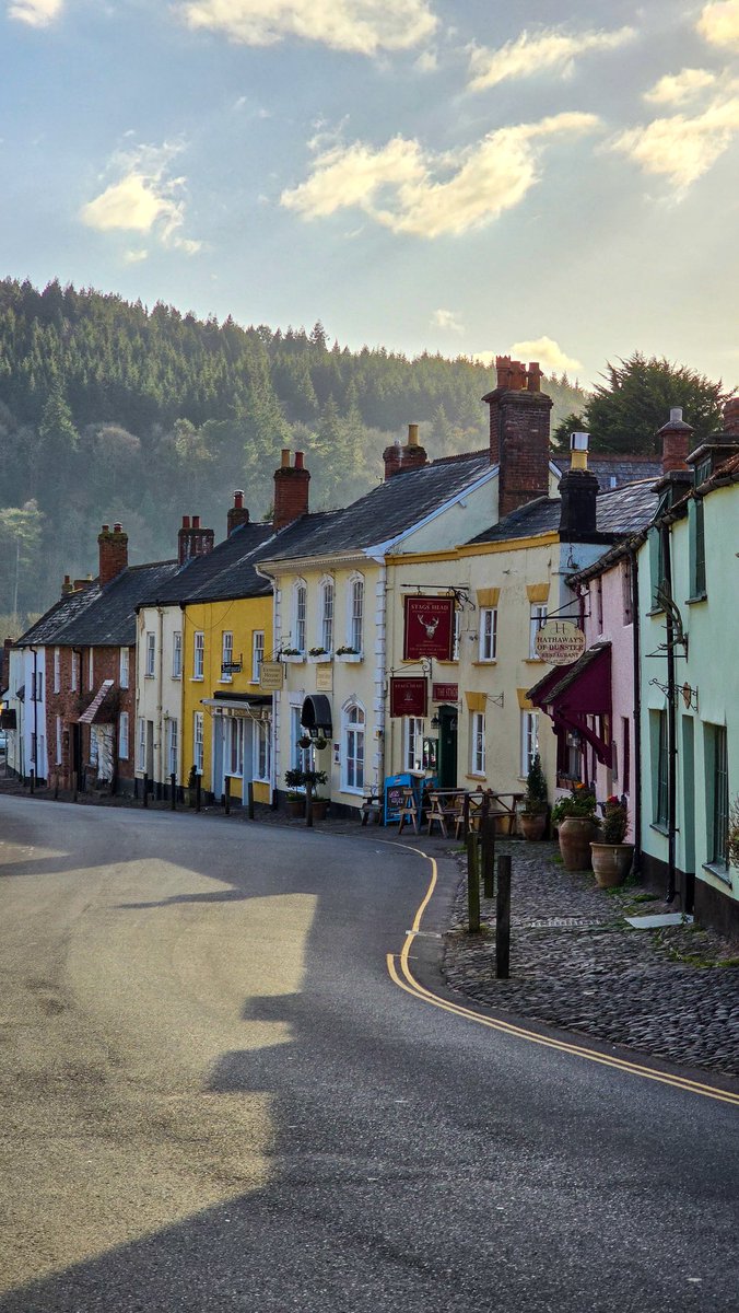 Dunster_Info's tweet image. A stroll down West Street in Dunster is like stepping into a painting 🎨✨ Colourful shops, cosy pubs, and welcoming restaurants — all set against the backdrop of Exmoor’s rolling hills.
#Dunster #WestStreet #DunsterVillage #DunsterInfo #Exmoor #Somerset