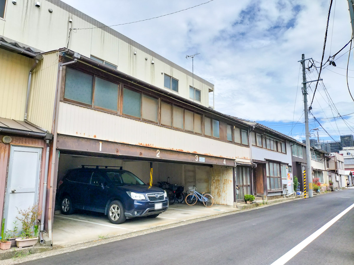 j_rakuda's tweet image. 昭和のカーポート