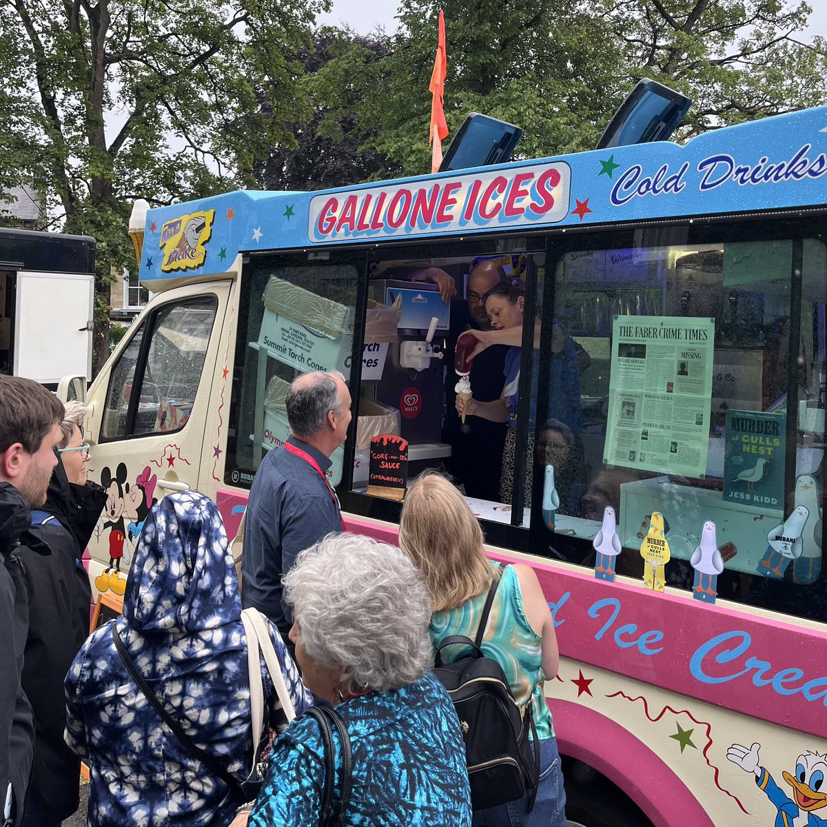 FaberBooks's tweet image. Roll-up, roll-up @HarrogateFest! Murder at Gulls Nest author Jess Kidd is here serving up free ice creams with a side of… murder. Meet us by The Old Swan Hotel entrance🍦