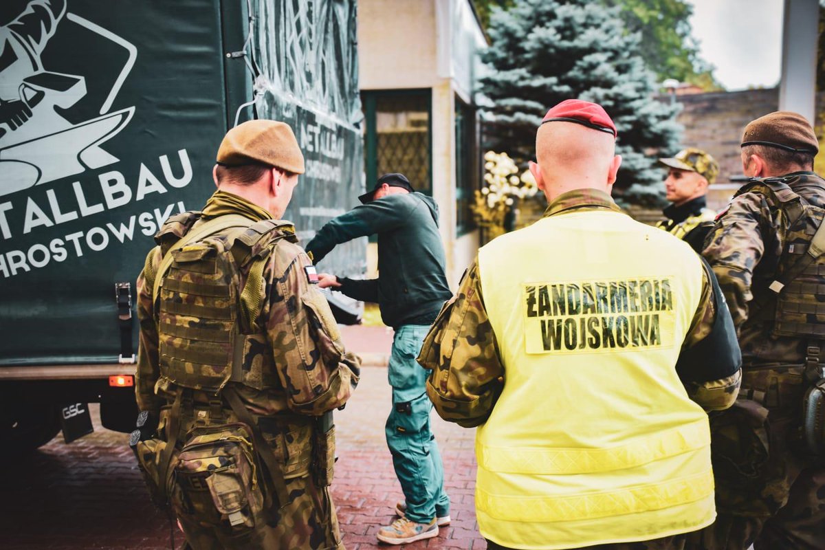 Dowództwo Operacyjne RSZ (@dowopersz) on Twitter photo 🇩🇪🚧 #BezpiecznyZachód 🇵🇱
Trwa operacja BEZPIECZNY ZACHÓD.
Za organizację, rozmieszczenie i funkcjonowanie posterunków odpowiada <a href="/Straz_Graniczna/">Straż Graniczna</a> – to ona koordynuje działania na zachodniej granicy RP.
Żołnierze WOT – <a href="/terytorialsi/">Terytorialsi | Zawsze Gotowi, Zawsze Blisko!</a> – wspierają Straż Graniczną w przeciwdziałaniu 🇩🇪🚧 #BezpiecznyZachód 🇵🇱
Trwa operacja BEZPIECZNY ZACHÓD.
Za organizację, rozmieszczenie i funkcjonowanie posterunków odpowiada <a href="/Straz_Graniczna/">Straż Graniczna</a> – to ona koordynuje działania na zachodniej granicy RP.
Żołnierze WOT – <a href="/terytorialsi/">Terytorialsi | Zawsze Gotowi, Zawsze Blisko!</a> – wspierają Straż Graniczną w przeciwdziałaniu