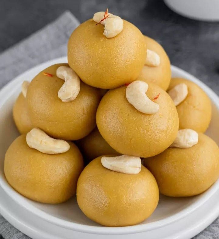 APriyadarshan2's tweet image. Kaju katli                 Or         Besen Ladoo