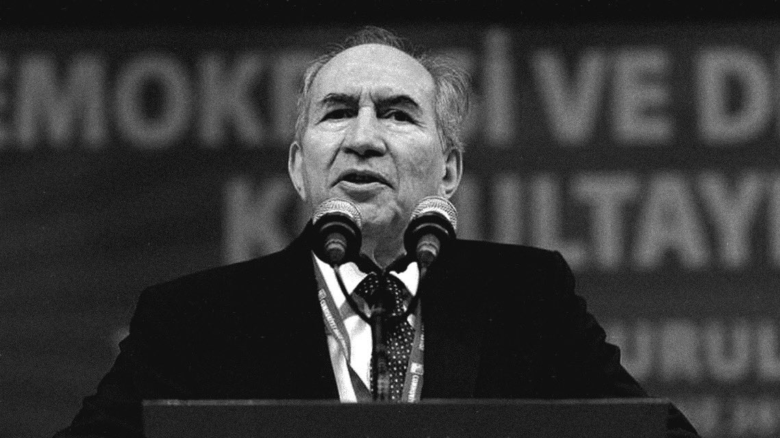 Partimize ömrünü adamış, eski genel başkanlarımızdan Altan Öymen'in kaybını derin bir üzüntüyle, sizlerden fiziki olarak uzak bir şekilde öğrendim. 

Kendisinin partimize kazandırmış olduğu tüm öğretiler yolumuzu aydınlatmaya devam edeceği gibi Sayın Başkanımızın iktidarımıza