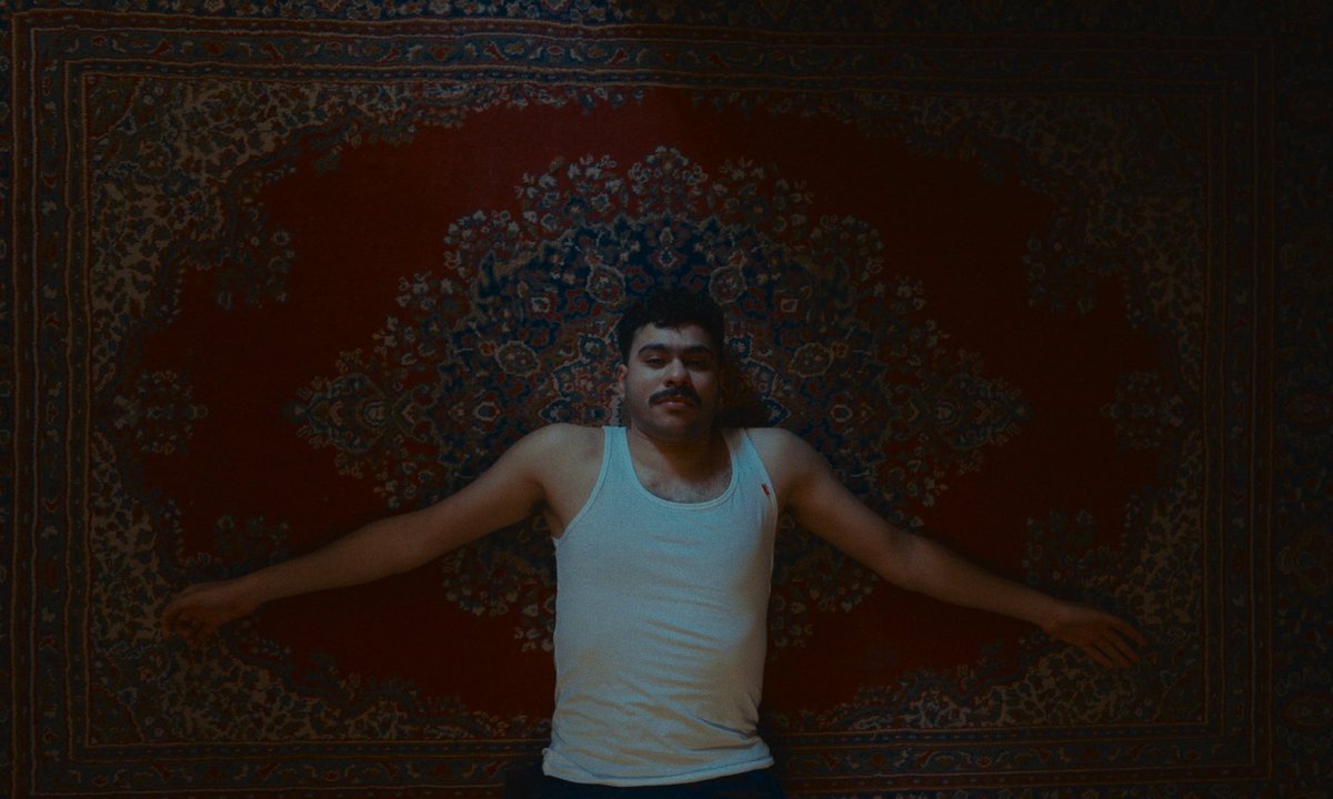 " الدنيا بتغرق بينا ولا حدش حاسس بينا "
حوده بندق - مهرجان الاراجوز