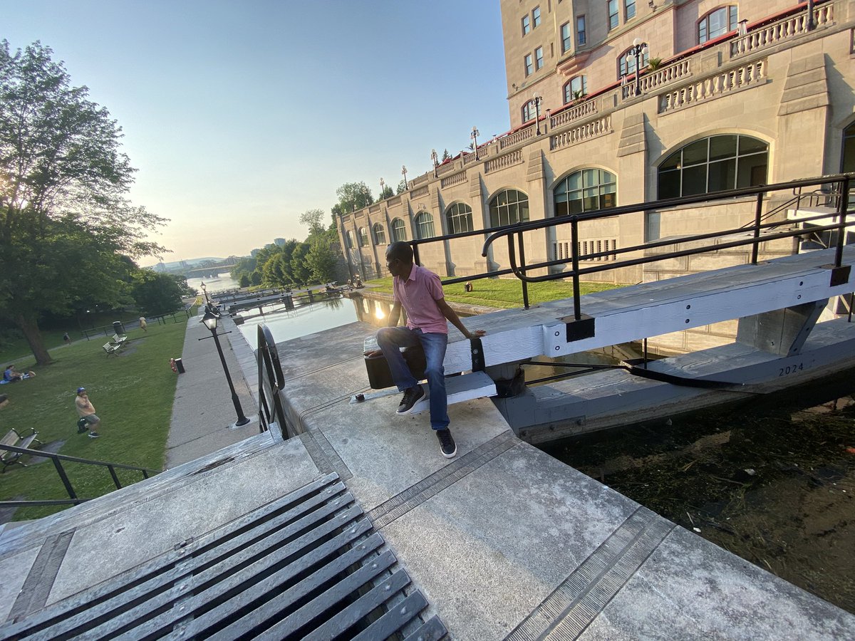 ZakSyengo's tweet photo. River Ottawa, Canada. Hapa we have Nairobi River which KK government has transformed into 9th Wonder. Super clean. You can even drink water straight from anywhere along the city. https://t.co/oDGCqyHyl7