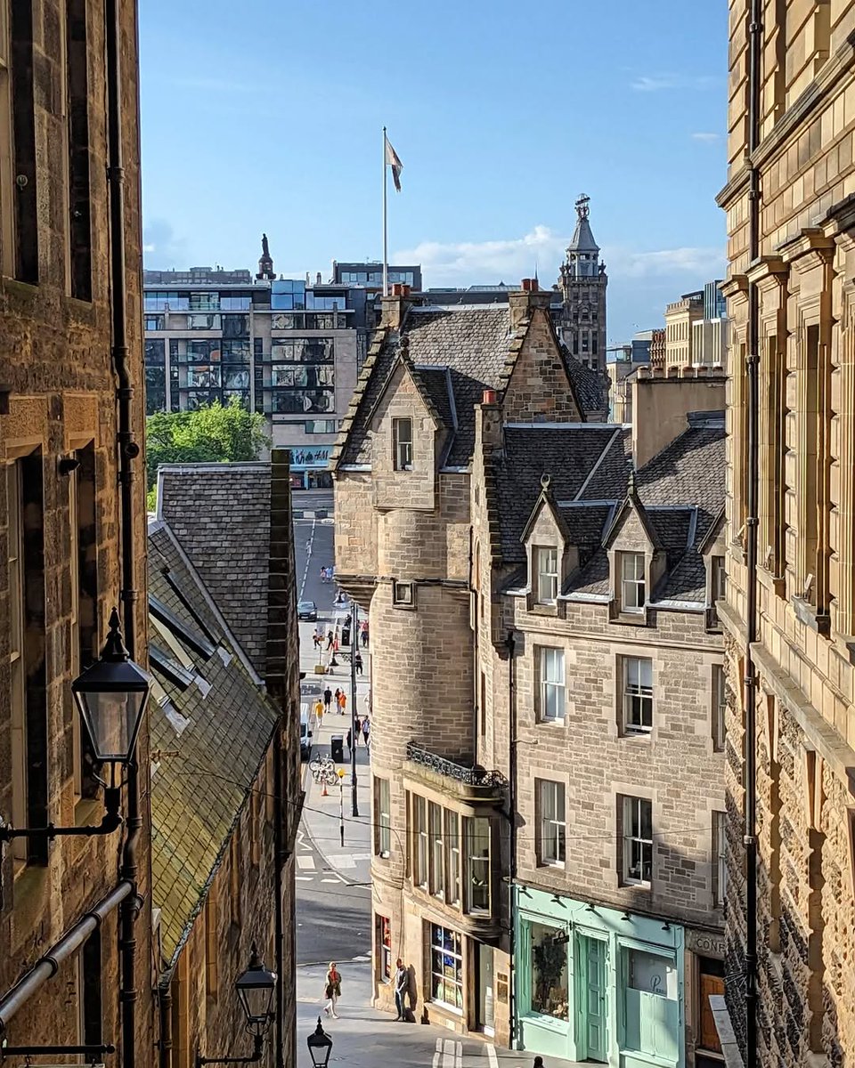 edinburgh's tweet image. Looking down Warriston&apos;s Close towards Cockburn Street, where the character of Edinburgh&apos;s Old Town frames a glimpse of the New Town beyond. 

📸 IG/edinburgh.eye