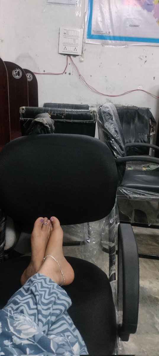 शाम का नजारा 😍
लाइब्रेरी खाली होते अलग ही लेवल का मन लगता है पढ़ने में 😜😜

ऐसा किसके साथ होता है...??