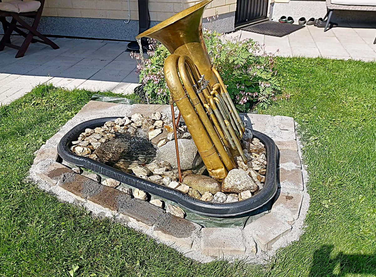 Kun oon päivän laatinut vesiaihetta puutarhaan, ei tuntunut yhtään pahalta, kun rva tuli hoputtamaan, että lähetääs uimaan