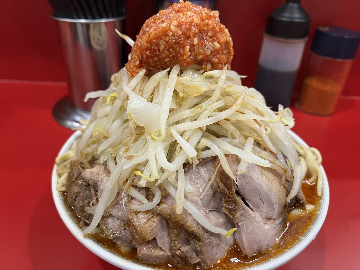yasai2626's tweet image. ラーメン二郎 生田駅前店
小豚 麺半分 ニンニクジャン 発汗
25時間ぶりのご飯。発汗とニンニクジャンの悪魔的コンボ試してみたかった。
ニンニクジャン効果からか前回のより辛さ控えめ!ニンニクジャンはメープルシロップでした。どうも、味覚障害です。
美味しかった!!ありがとうございました!