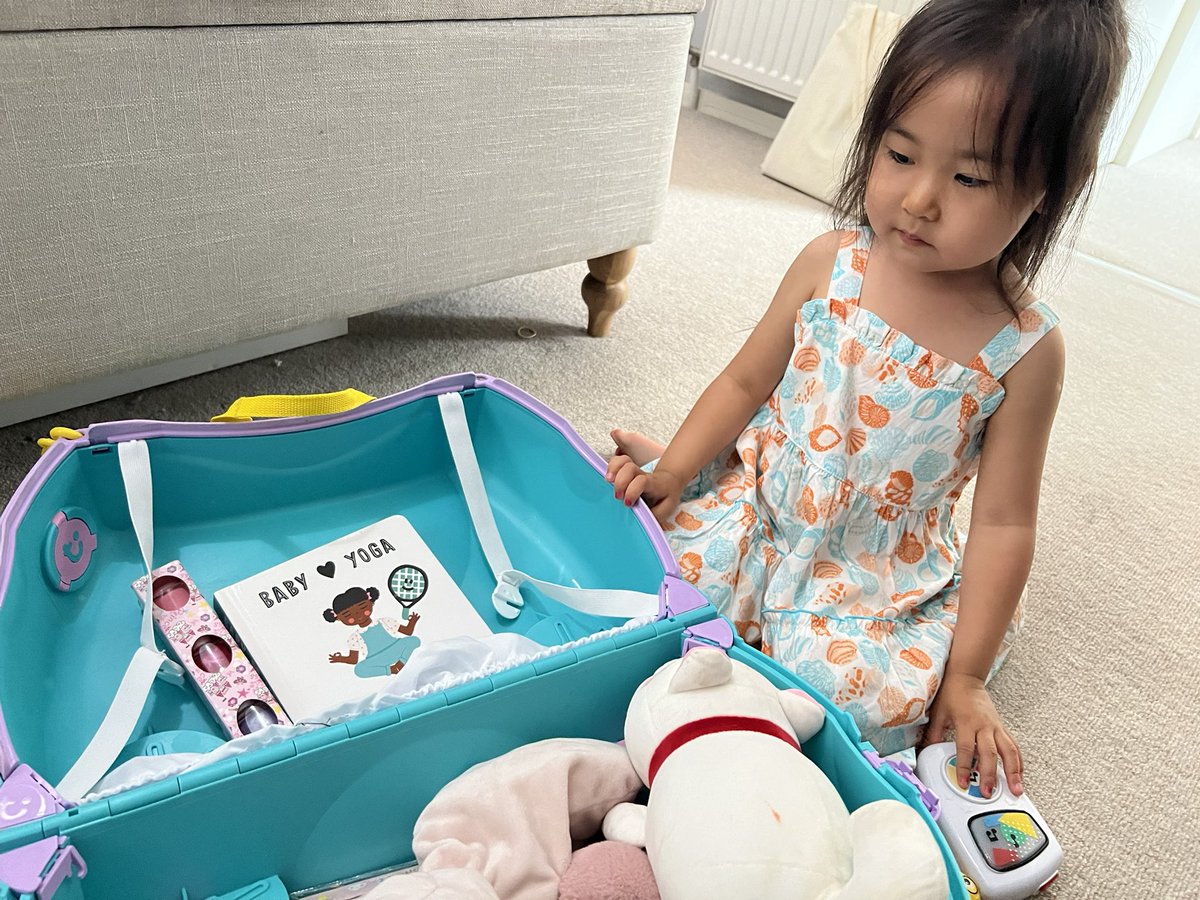 caiyizhi's tweet image. My 3 year old is packing very light for her upcoming 42 days trip to Hong Kong. Nail polish + Baby Yoga = 😂😂😂