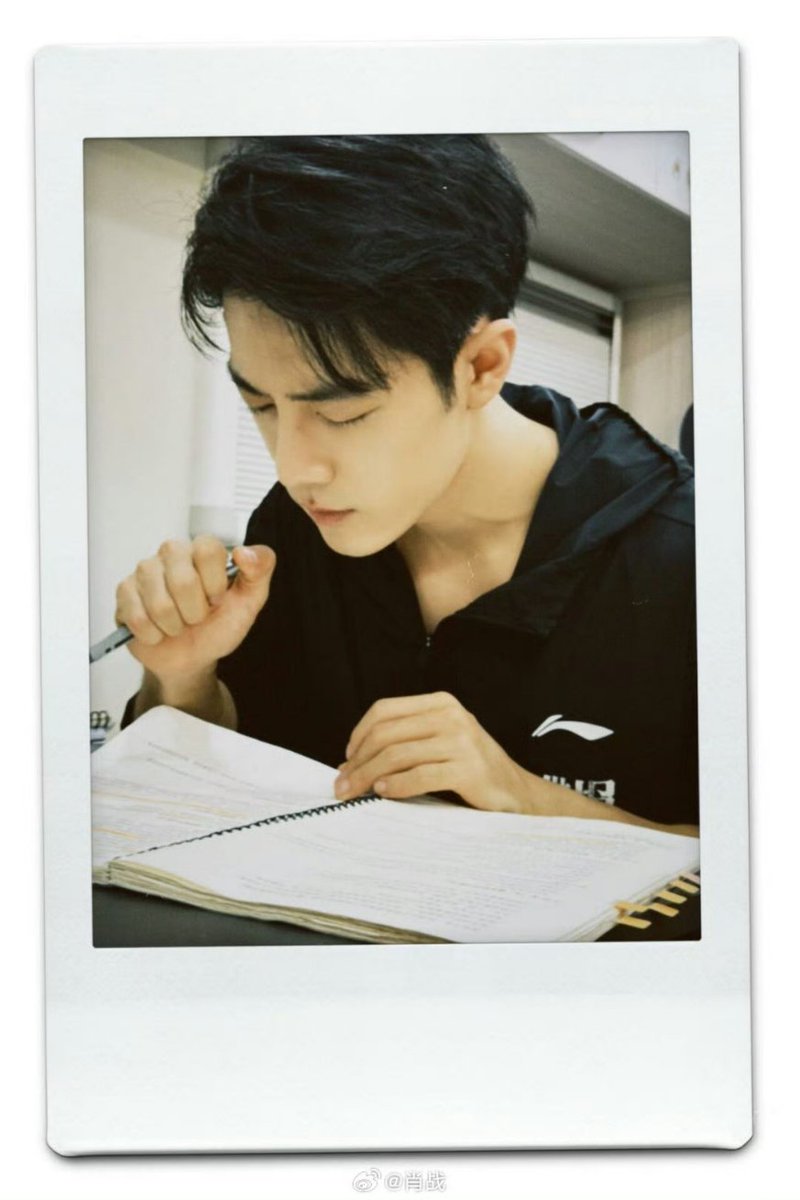 2N_1005's tweet photo. Go to work, get off work 
#XiaoZhan https://t.co/JMx7YqayWw