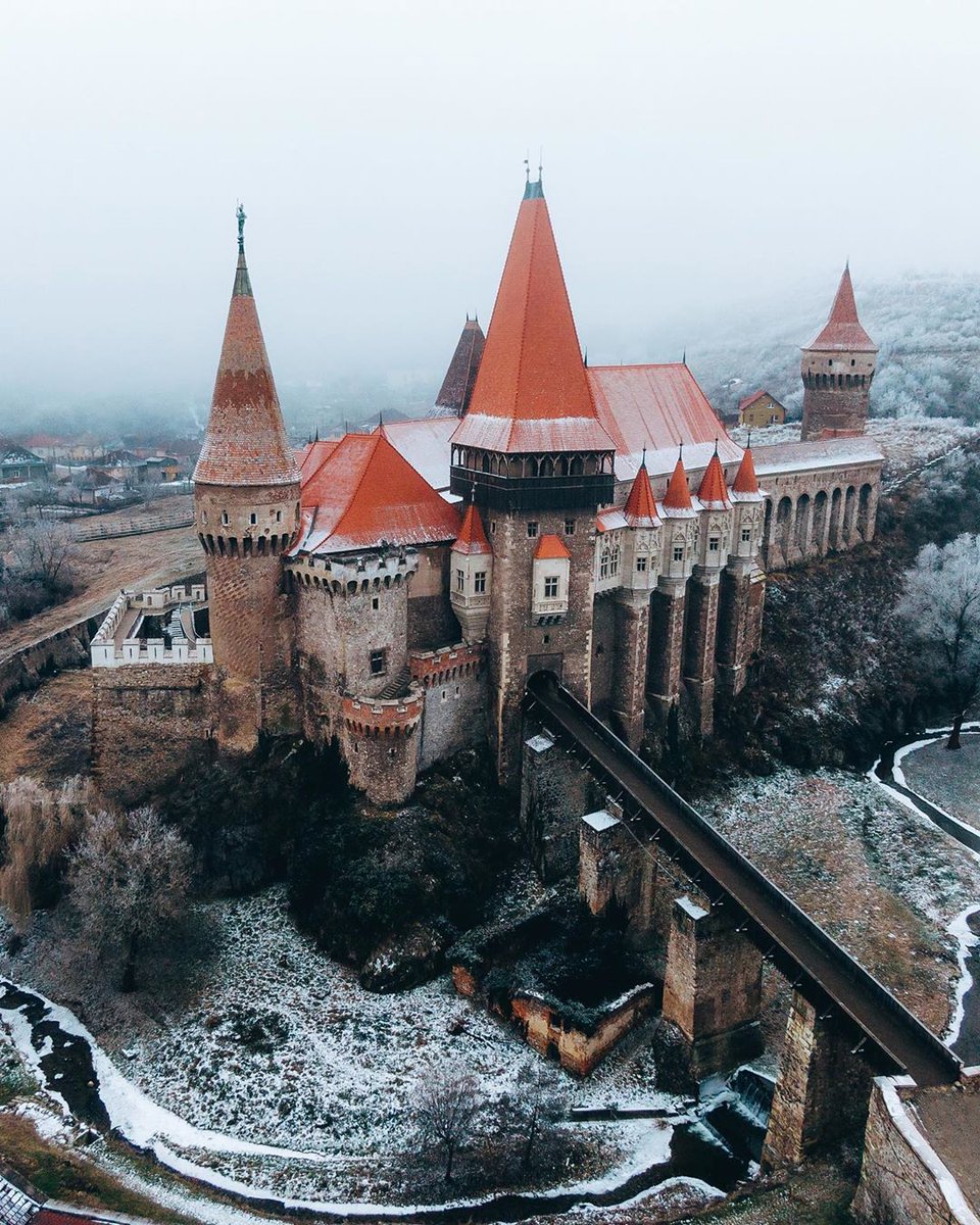 WorldScholar_'s tweet image. Romania has some of the greatest castles in Europe.
Here's Corvin Castle.
It was built in 1446, is the largest medieval building in the country and was said to have imprisoned Vlad the Impaler during his exile.