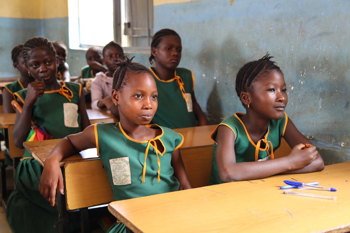 Community support drives change. Through the #SierraLeone Free Education Project, civil society organizations are connecting schools and families to respond to school-related gender-based violence, helping girls stay in school and achieve their dreams: wrld.bg/yWIt50WoOc3