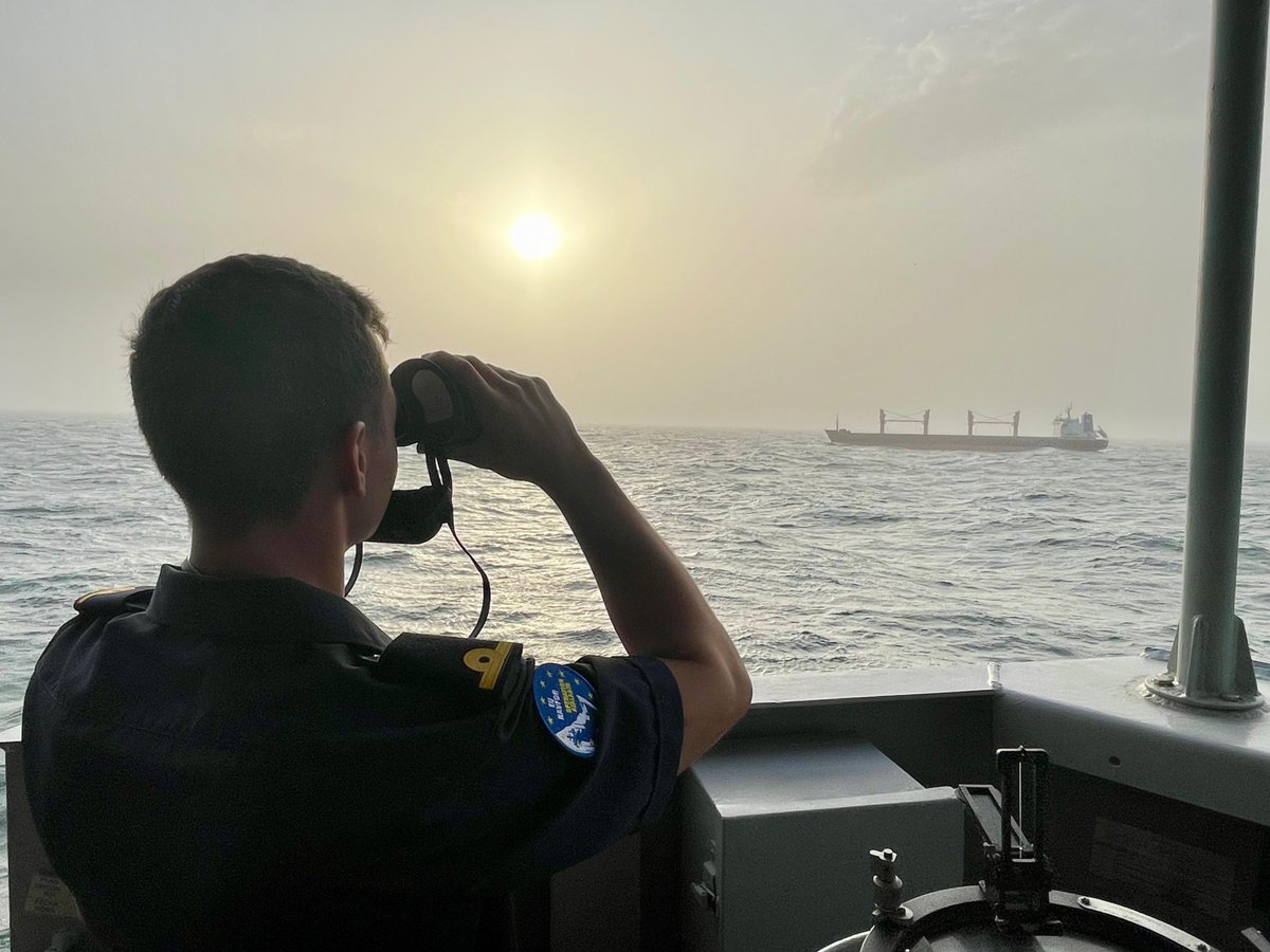 EUNAVFOR's tweet image. Protecting the @WFP vessels, delivering food aid to displaced persons in Somalia, is one of the main tasks of Operation ATALANTA.
ESPS #NAVARRA, flagship of #OperationATALANTA, recently escorted a @WFP vessel during her transit to deliver this essential humanitarian aid.