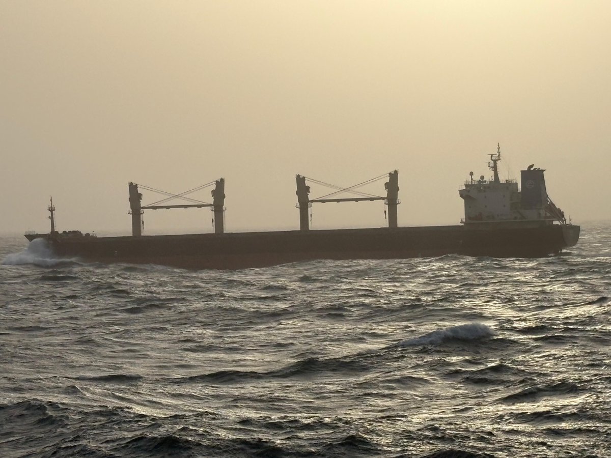 EUNAVFOR's tweet image. Protecting the @WFP vessels, delivering food aid to displaced persons in Somalia, is one of the main tasks of Operation ATALANTA.
ESPS #NAVARRA, flagship of #OperationATALANTA, recently escorted a @WFP vessel during her transit to deliver this essential humanitarian aid.