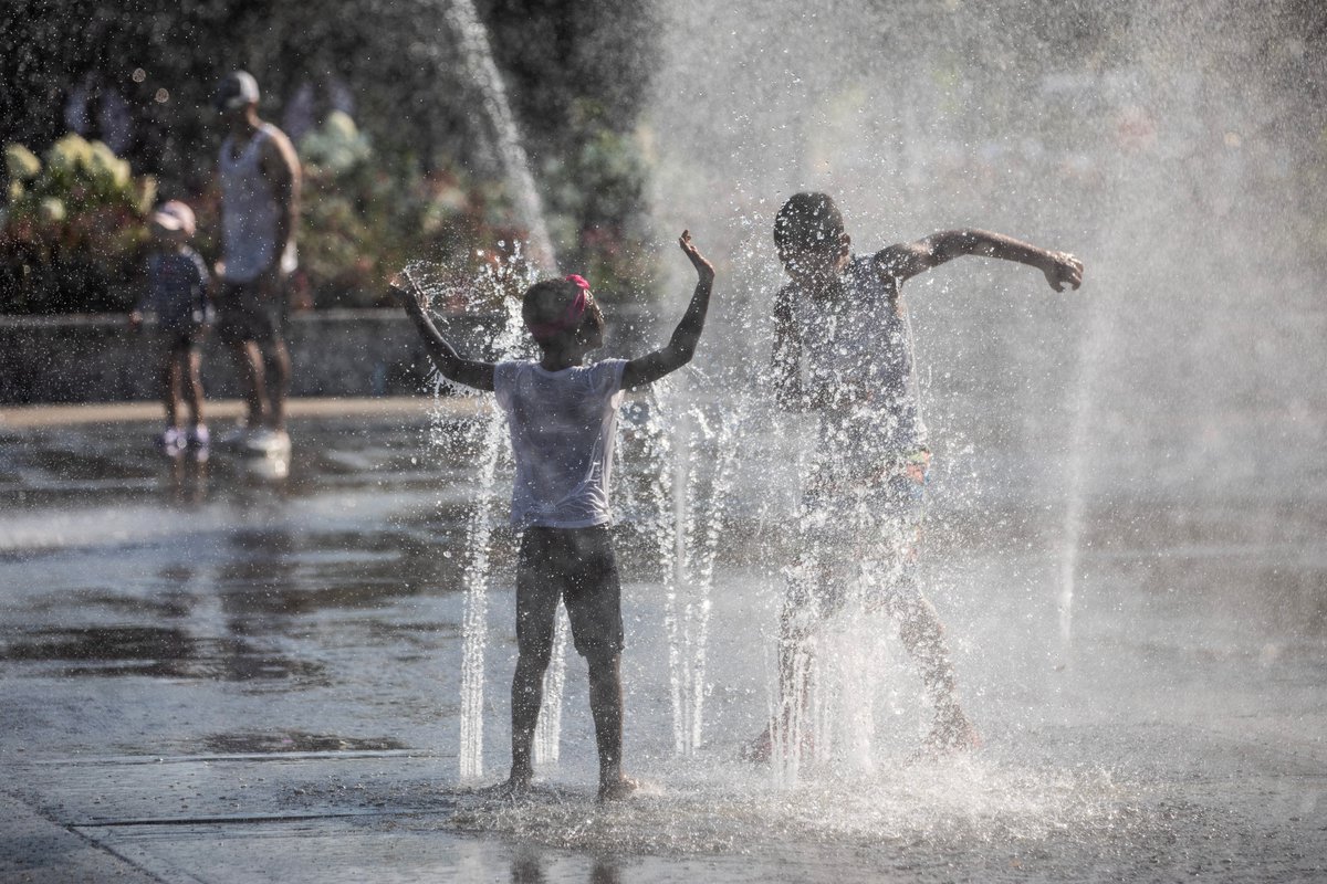 JerseyCity's tweet image. Beat the heat this summer! #JerseyCity’s Splash Pads are open across City parks! 10AM-7PM daily. For a complete list of parks with 💦 splash pads check: JCNJ.ORG/RECREATION