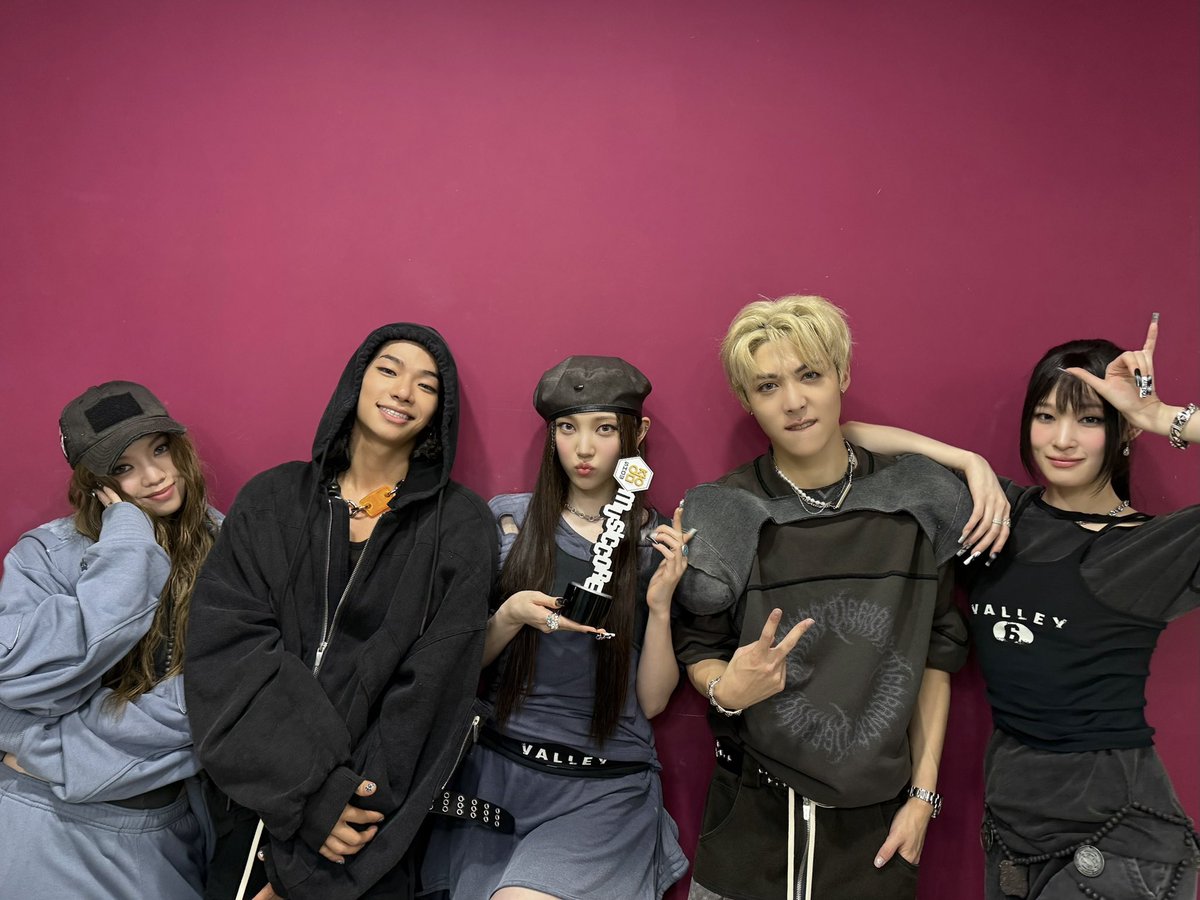 RoseLune378735's tweet photo. Lo mejor de este premio, es que lo vi en vivo. Qué emoción ser parte de esto. Felicidades 👏 👏 👏 
Congrats babys!!!
DESERVED 🥇🥇

#ALLDAYPROJECT2ndWin 🏆
#ALLDAYPROJECT #ADP 
#올데이프로젝트
#FAMOUS #WICKED
#THEBLACKLABEL #더블랙레이블 https://t.co/34QOjOS7Sd