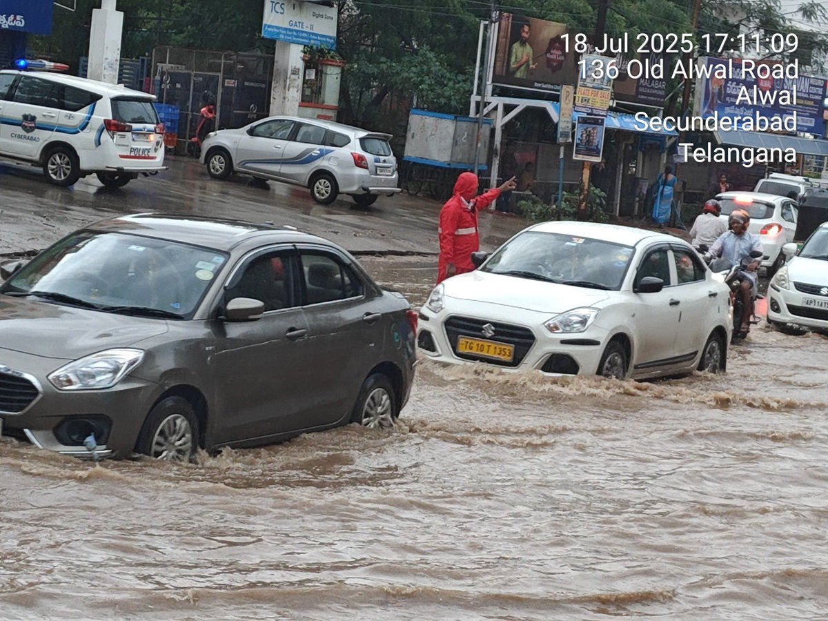 TopDriverIndia's tweet image. Hyderabad has been receiving unprecedented rains, thankful to see @CYBTRAFFIC police personal on the roads, clearing water-logging and regulating traffic in wet & difficult conditions. Let us recognise these officers 👮♂️ 🫡
Credit where due 👍
#roadsafety