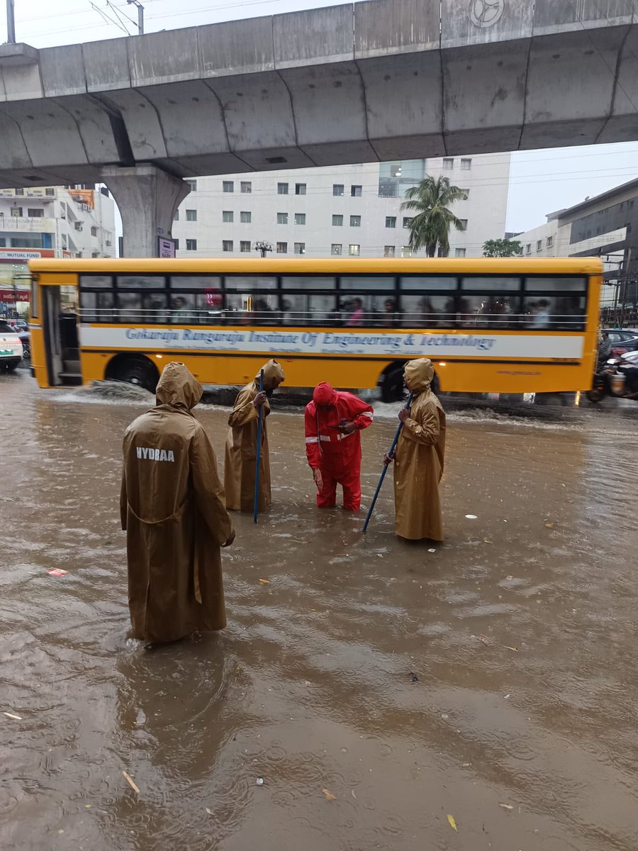 TopDriverIndia's tweet image. Hyderabad has been receiving unprecedented rains, thankful to see @CYBTRAFFIC police personal on the roads, clearing water-logging and regulating traffic in wet & difficult conditions. Let us recognise these officers 👮♂️ 🫡
Credit where due 👍
#roadsafety