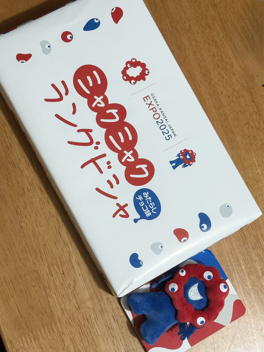 thattoriiii's tweet photo. 長男のお土産

#ミャクミャクラングドシャ
#みたらしチョコ味
みたらし？チョコ？

それとちっちゃい
#ミャクミャク
可愛いー🩷

仕事のついでに買ってきてくれた
母の好みわかってるねー笑 https://t.co/9knTAmv0XS