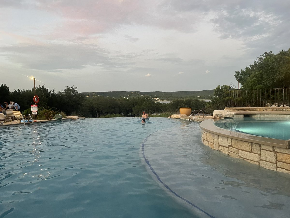 Always a solid start to coaches retreat weekend! Just like I preach to the players, taking time to connect and bond is vital to our success. 
On deck➡️THSCA! #LoveEqualsTime