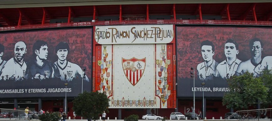 Biri Biri en el olimpo del Sevillismo. Hoy hace 5 años que se marchó a su grada para siempre. En la temporada 1974/75, con Roque Olsen, jugaría todos los partidos, marcando 14 goles en 31 partidos, subiendo al Sevilla a primera y se convirtió en el ídolo del Sevillismo.
Biri Biri