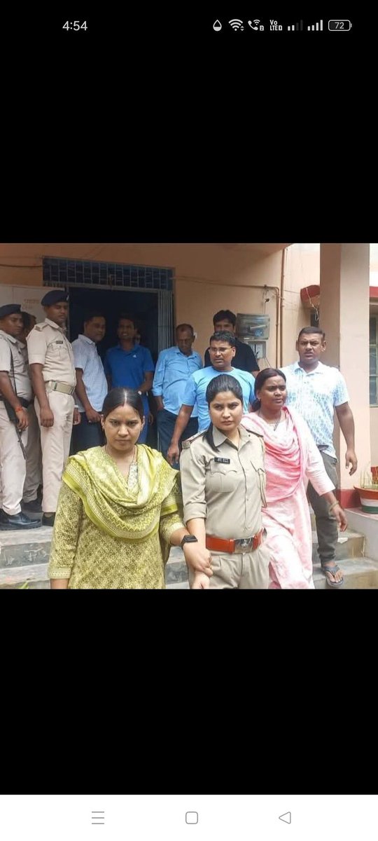 VeerArjunDainik's tweet image. समस्तीपुर में महिला थाना अध्यक्ष पुतुल कुमारी 20 हजार की घूस लेते रंगे हाथ गिरफ्तार, पुलिस महकमे में मचा हड़कंप.
Video :@samastipurtown 

#Samastipur #Bihar #RedHanded  #Corruption