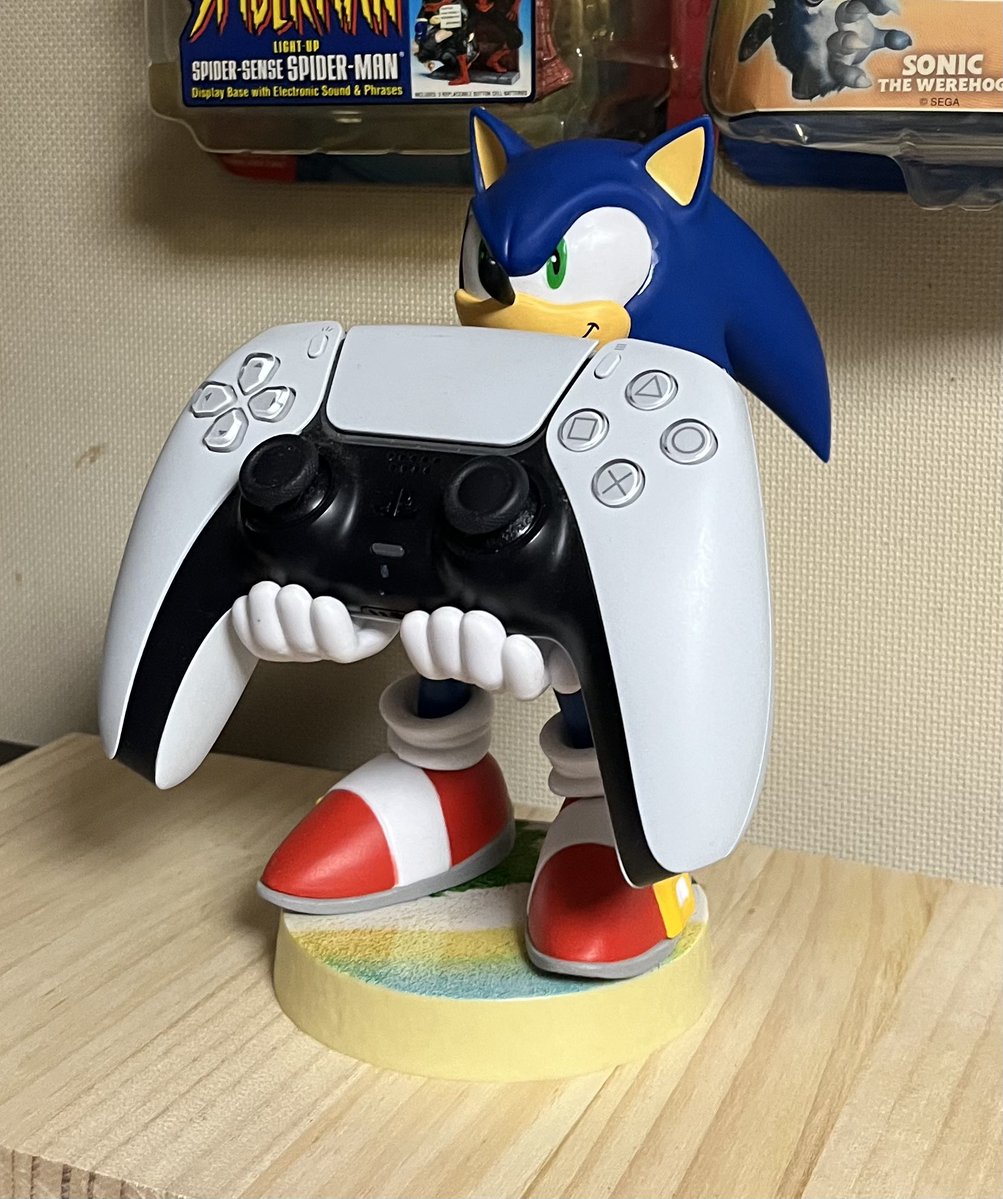 Shoppaaaa's tweet image. ソニックのスタンド届いた！
顔の塗装がちょい微妙やけど、コントローラーとかスマホ置けるのは便利