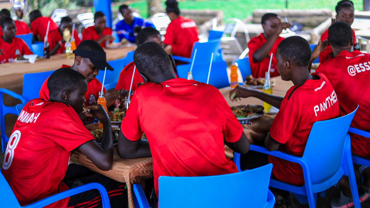 SMASK_School's tweet image. The winning teams were treated to a sumptuous luncheon by the beach, courtesy of the Executive Director Dr. Lawrence Mulindwa 😋