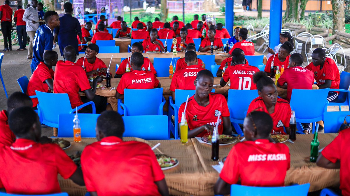 SMASK_School's tweet image. The winning teams were treated to a sumptuous luncheon by the beach, courtesy of the Executive Director Dr. Lawrence Mulindwa 😋