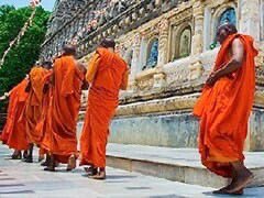 Nidarshana2207's tweet image. मंदिर में परिक्रमा (प्रदक्षिणा) करना हिंदू धर्म और जैन धर्म में एक महत्वपूर्ण धार्मिक प्रथा है, जो भगवान के प्रति श्रद्धा और समर्पण का प्रतीक है।
परिक्रमा करने से सकारात्मक ऊर्जा का संचार होता है, मन शांत होता है, और नकारात्मक विचार दूर होते हैं।
यह एक प्रकार का शारीरिक…