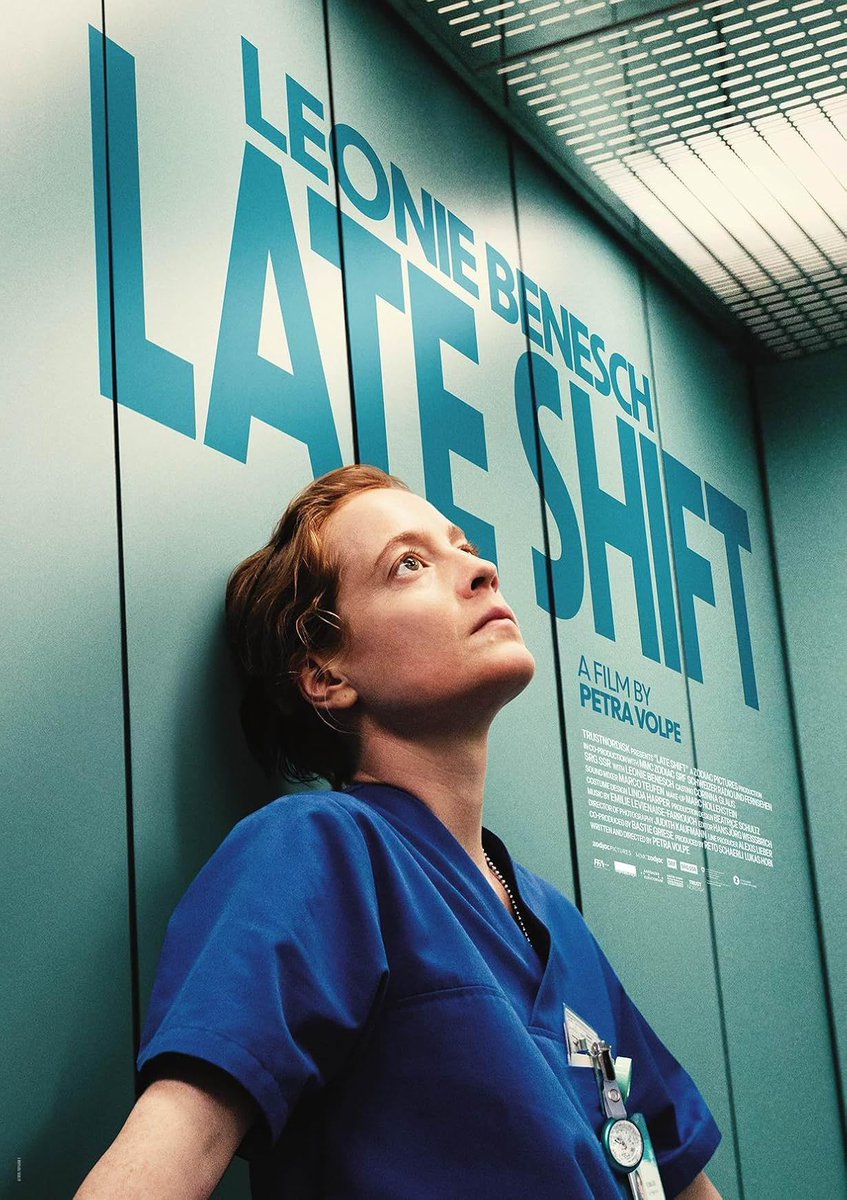 انتهيت أخيرًا من مشاهدة فيلم الدراما والإثارة الألماني #LateShift القصة تدور حول ممرضة تعمل في مستشفى يعاني من نقص في الكادر التمريضي تبدأ ورديتها الليلية بهدوءٍ تام لكن سرعان ما تتصاعد الأحداث لتواجه تقلبات وتحديات متلاحقة مع مرور الساعات