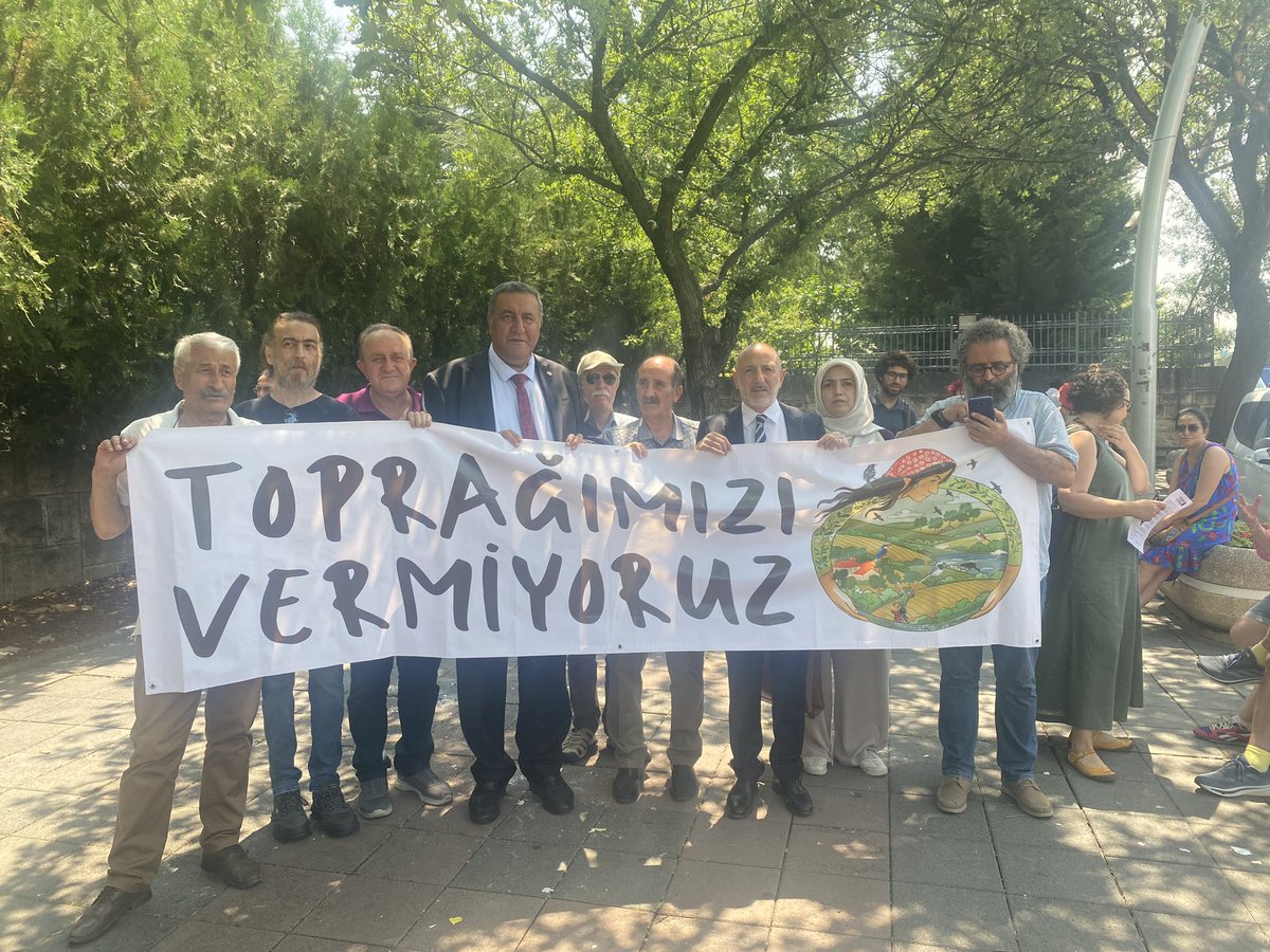 Ali_Oztunc's tweet image. Zeytinliklere kıyacak olan Maden yasası TBMM’de görüşülürken eylemlerde sürüyor. Milletvekili arkadaşlarımız ile birlikte TBMM önündeki basın açıklamasına katılarak birkez daha haykırdık: Zeytin vatandır satılamaz.