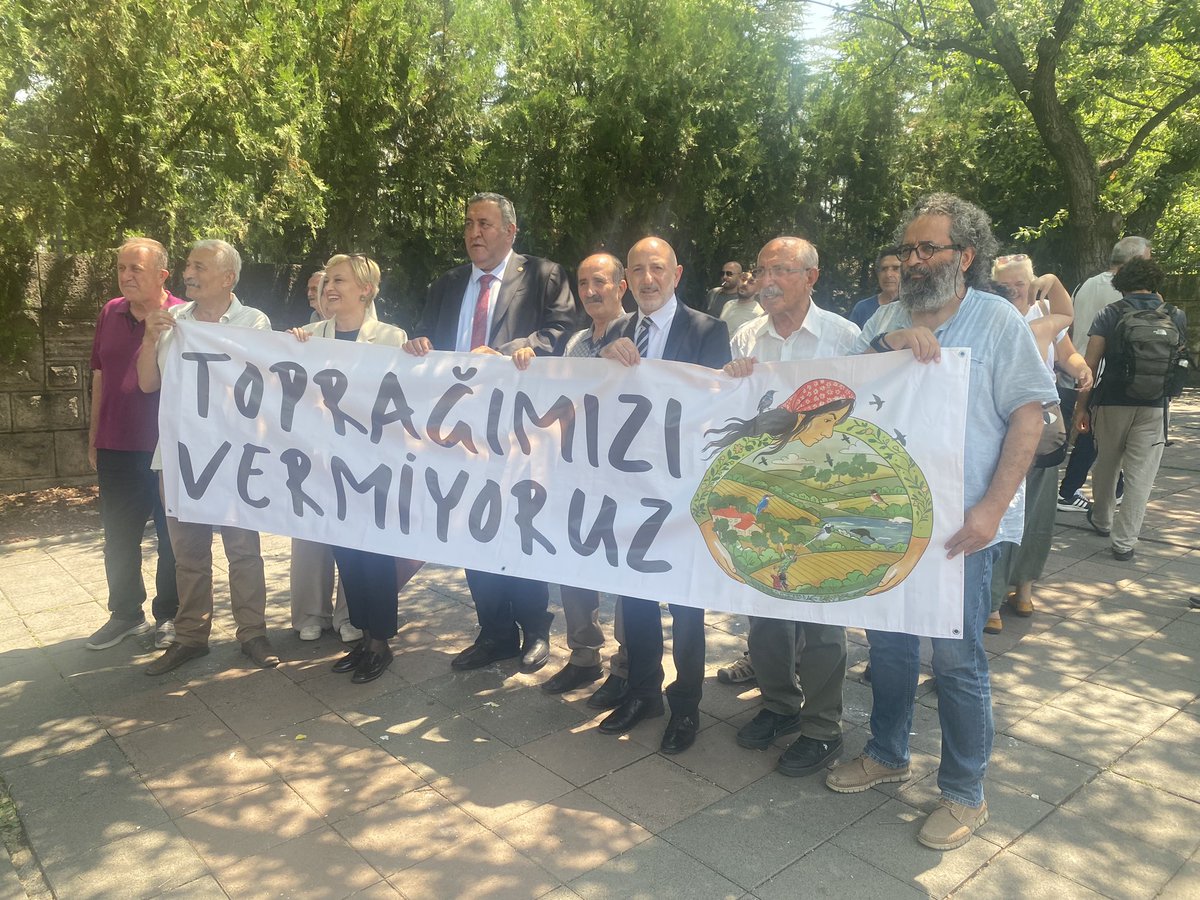Ali_Oztunc's tweet image. Zeytinliklere kıyacak olan Maden yasası TBMM’de görüşülürken eylemlerde sürüyor. Milletvekili arkadaşlarımız ile birlikte TBMM önündeki basın açıklamasına katılarak birkez daha haykırdık: Zeytin vatandır satılamaz.