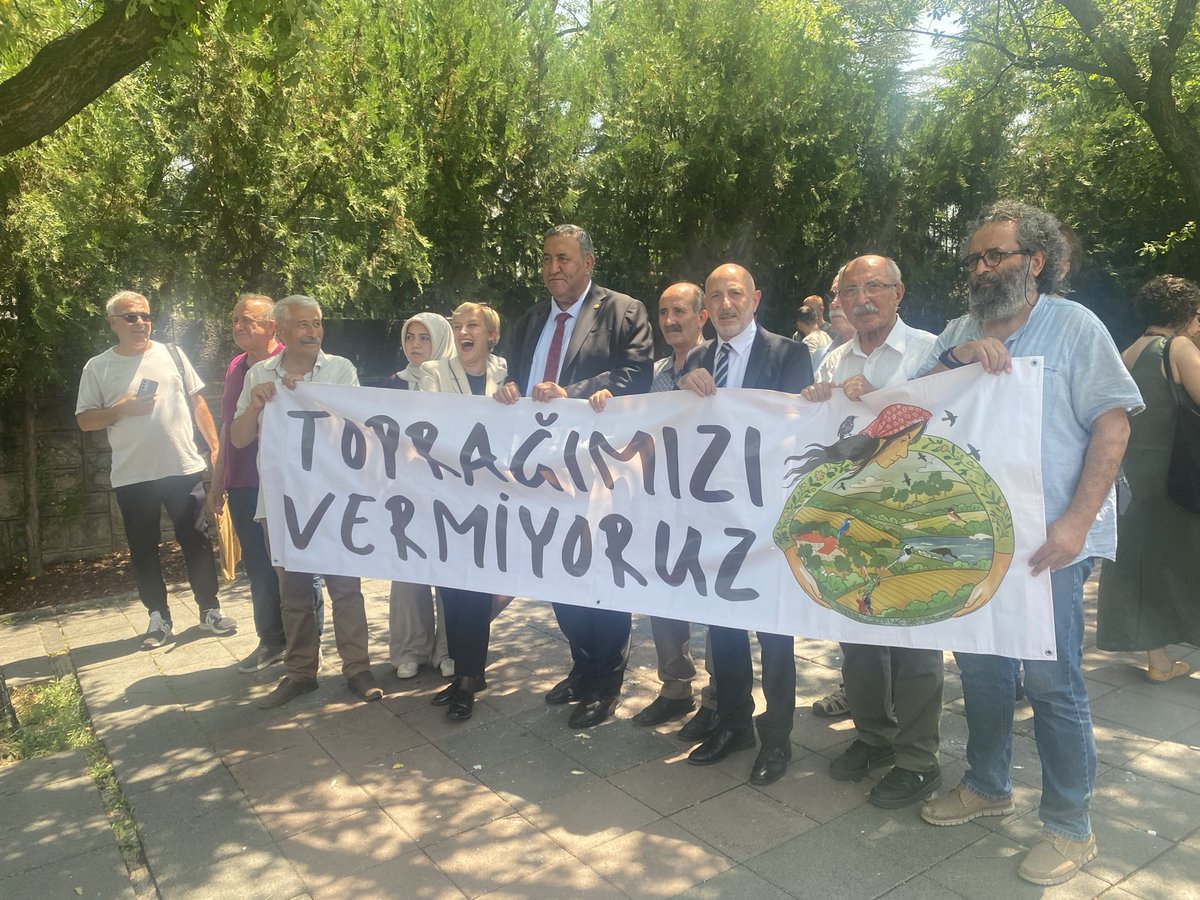 Ali_Oztunc's tweet image. Zeytinliklere kıyacak olan Maden yasası TBMM’de görüşülürken eylemlerde sürüyor. Milletvekili arkadaşlarımız ile birlikte TBMM önündeki basın açıklamasına katılarak birkez daha haykırdık: Zeytin vatandır satılamaz.