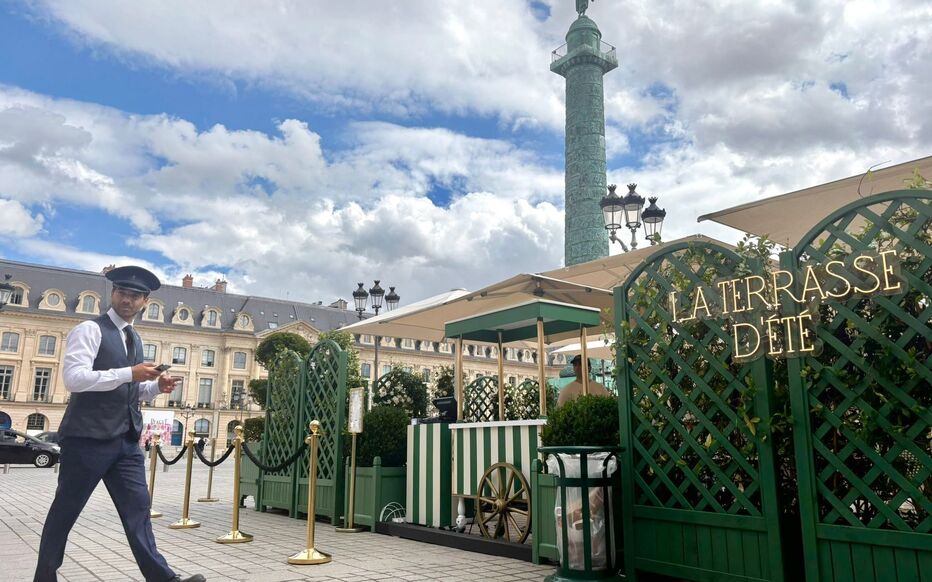 SOS Paris (@sosparis) on Twitter photo Voir les arguments éhontés du <a href="/_RitzParis/">Ritz Paris</a> pour justifier leur terrasse #placeVendôme, dans l'article de <a href="/le_Parisien/">Le Parisien</a>. Le fond de l'histoire, c'est qu'on privatise de plus en plus l'espace public, en particulier dans les plus beaux sites, au mépris du patrimoine et du bien commun. Voir les arguments éhontés du <a href="/_RitzParis/">Ritz Paris</a> pour justifier leur terrasse #placeVendôme, dans l'article de <a href="/le_Parisien/">Le Parisien</a>. Le fond de l'histoire, c'est qu'on privatise de plus en plus l'espace public, en particulier dans les plus beaux sites, au mépris du patrimoine et du bien commun.