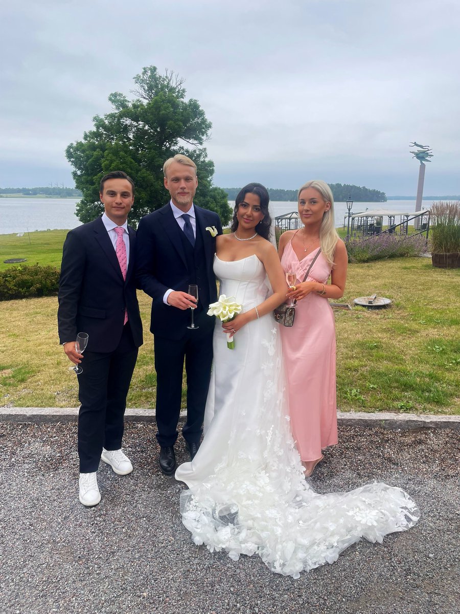 Fotbollen är fin på många sätt, den skapar vänner för livet. Än ära att få vara med och delta på en nära vän och broders stora dag. Grattis Lukas &amp; Maria ❤️