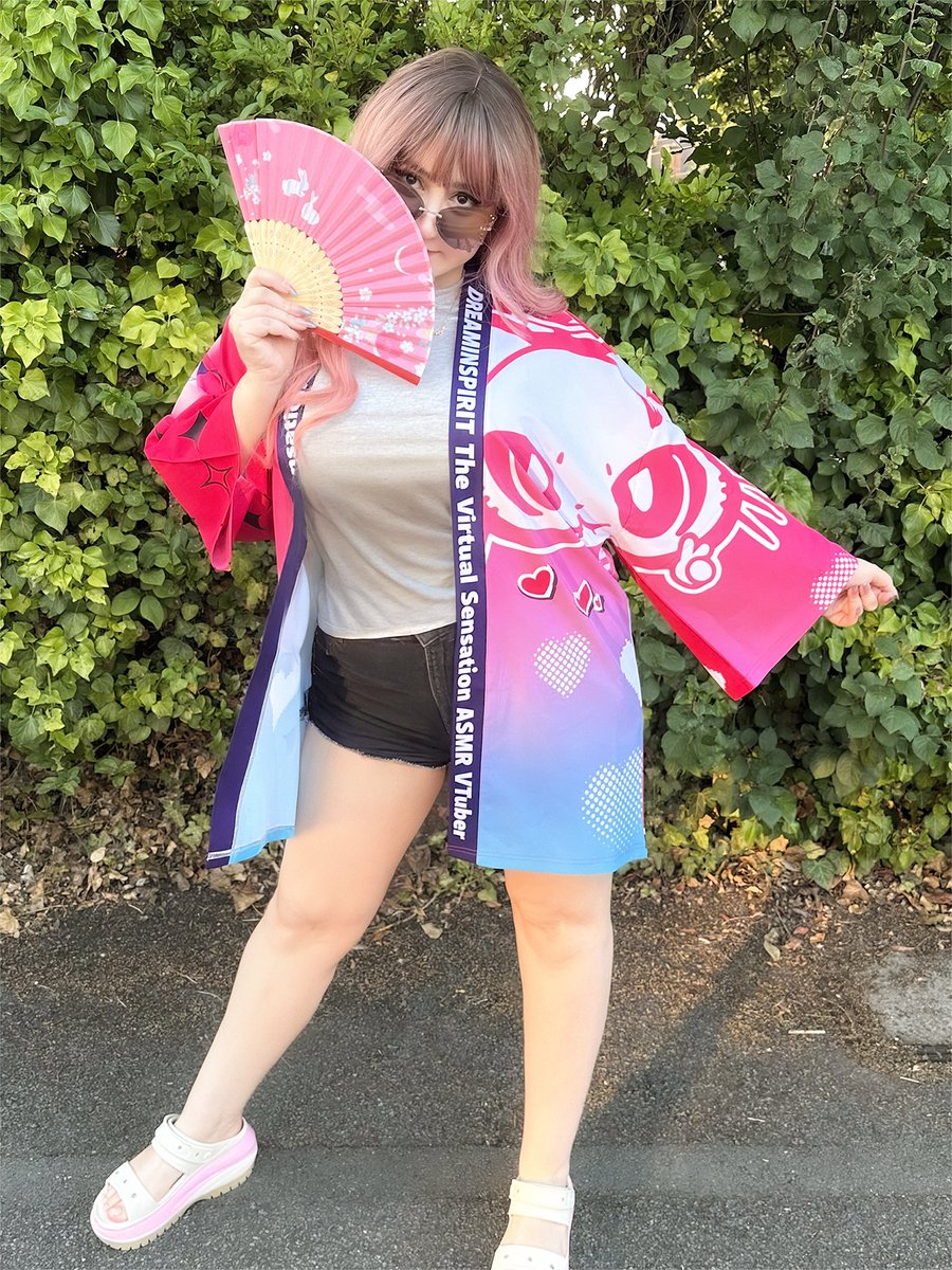 DreaminSpiritVT's tweet image. IT’S HERE!! YIIIPPEE 🎉
My OFFICIAL haori with @AgentInk is finally live~~ 🎀
I'm so pleased with how this collab turned out! ✨
Perfect for anime conventions, gaming and streaming to show your catgirl love ❤️
PRE-ORDER BELOW!!!
👇😚👇
agentink.gg/collections/dr…
#Dreaminmerch